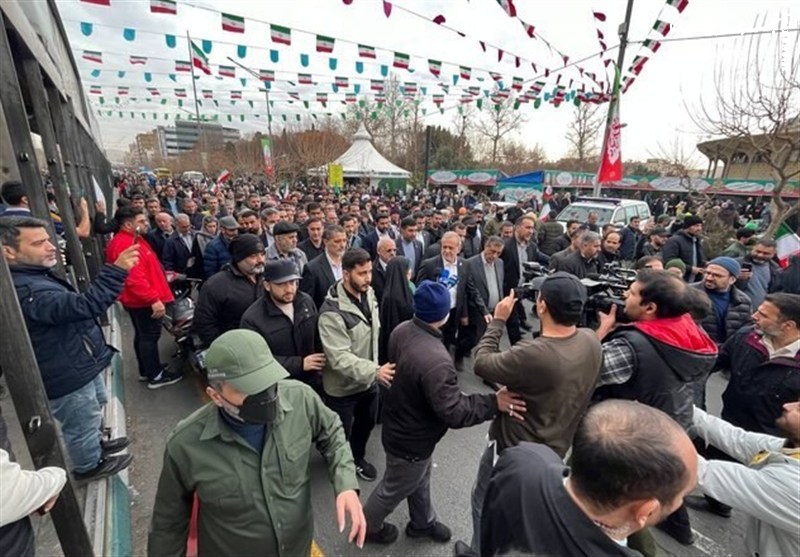 پزشکیان در جمع راهپیمایان ۲۲ بهمن حضور یافت 