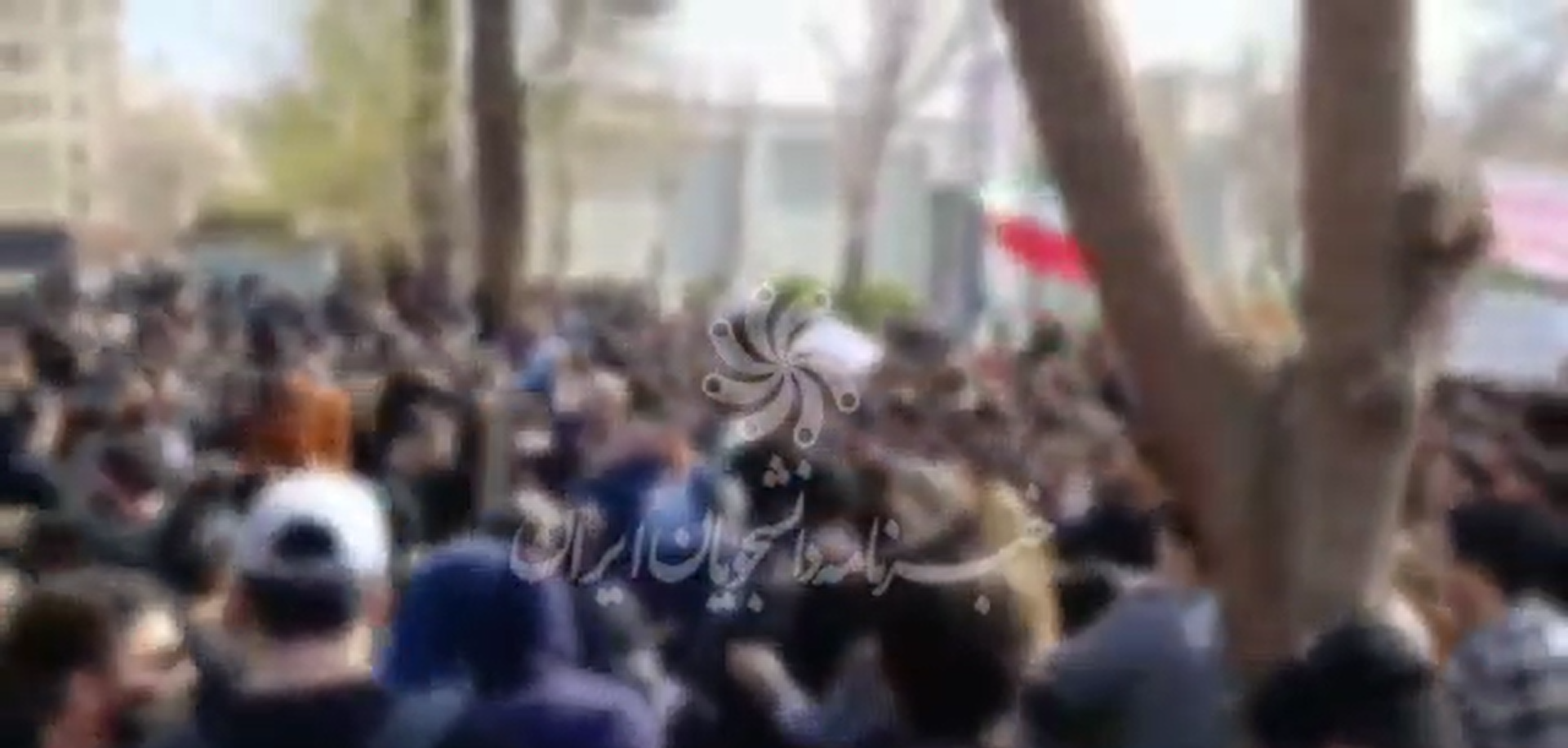 پرتاب چاقو توسط اوباش عزادارنما به سمت دانشجویان شریف