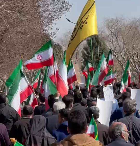 فیلم | تجمع دانشجویان صنعتی اصفهان در اعتراض به اهانت به پرچم ایران