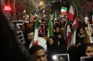 عکس | حضور شبانه مردم تهران در بیعت با رهبر انقلاب