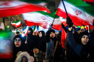 عکس | حضور شبانه مردم تهران در بیعت با رهبر انقلاب