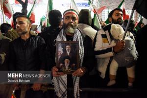 اجتماع شبانه مشهدی‌ها در بیعت با رهبر انقلاب +عکس
