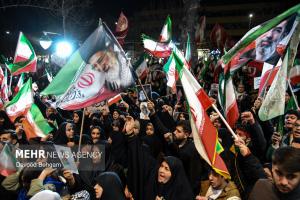 اجتماع شبانه مشهدی‌ها در بیعت با رهبر انقلاب +عکس