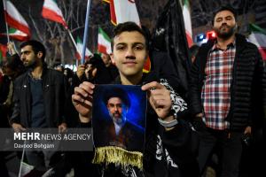 اجتماع شبانه مشهدی‌ها در بیعت با رهبر انقلاب +عکس