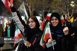 اجتماع شبانه مشهدی‌ها در بیعت با رهبر انقلاب +عکس