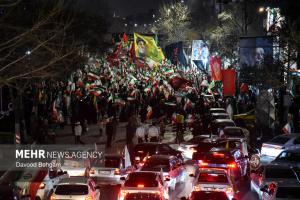 اجتماع شبانه مشهدی‌ها در بیعت با رهبر انقلاب +عکس