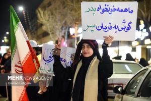 اجتماع شبانه مشهدی‌ها در بیعت با رهبر انقلاب +عکس