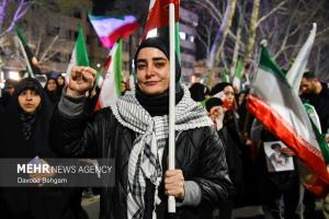 اجتماع شبانه مشهدی‌ها در بیعت با رهبر انقلاب +عکس