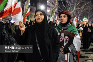 اجتماع شبانه مشهدی‌ها در بیعت با رهبر انقلاب +عکس