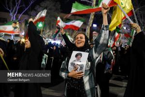 اجتماع شبانه مشهدی‌ها در بیعت با رهبر انقلاب +عکس