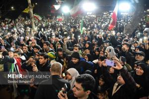 اجتماع شبانه مشهدی‌ها در بیعت با رهبر انقلاب +عکس