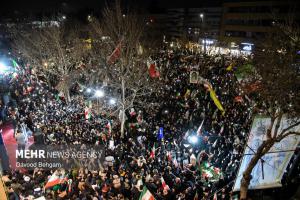 اجتماع شبانه مشهدی‌ها در بیعت با رهبر انقلاب +عکس