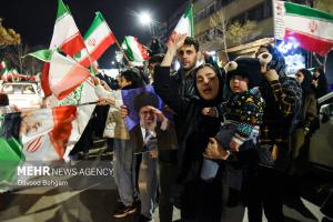اجتماع شبانه مشهدی‌ها در بیعت با رهبر انقلاب +عکس