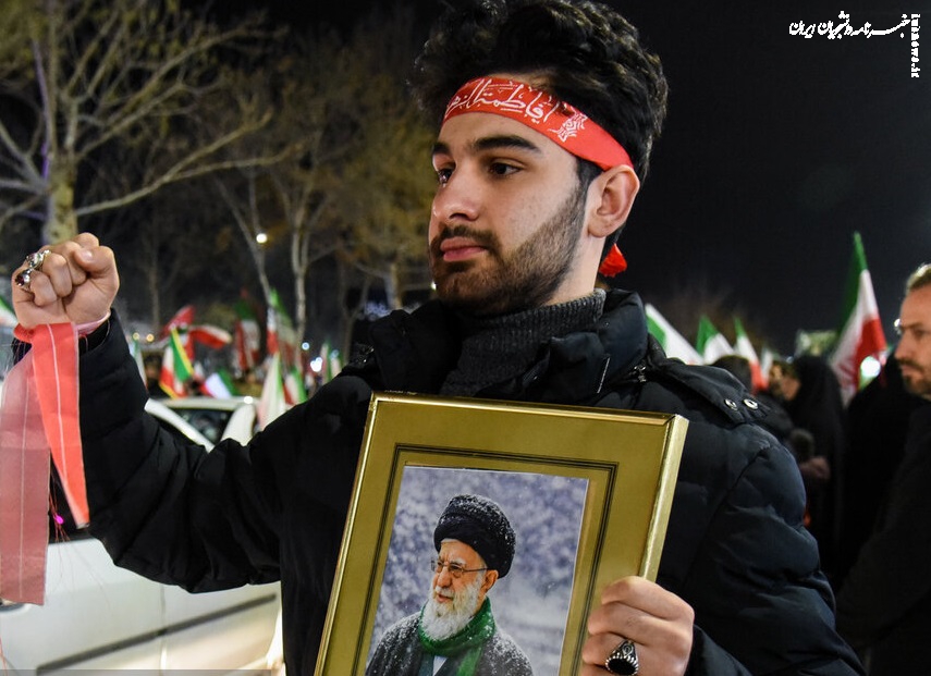 اجتماع شبانه مشهدی‌ها در بیعت با رهبر انقلاب +عکس