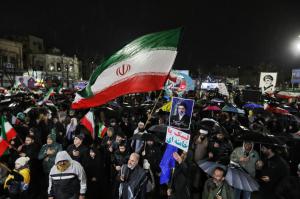 تجمع مردم سراسر کشور برای مراسم وداع با شهدای سرافراز ناوشکن دنا +عکس