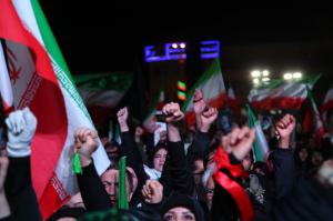 تجمع مردم سراسر کشور برای مراسم وداع با شهدای سرافراز ناوشکن دنا +عکس