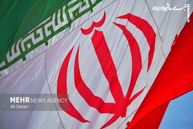 نصب ابرنمای پرچم ایران بر جداره ساختمان آسیب‌دیده بزرگراه شهید باقری