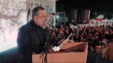 فیلم | نوحه‌خوانی حاج محمود کریمی بر مزار دانش‌آموز شهید میناب