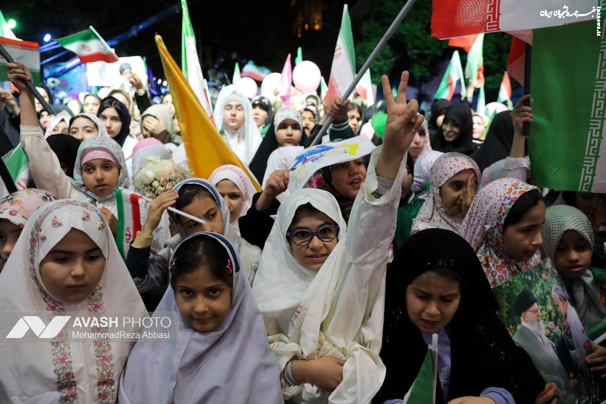 جشن تکلیف دختران ایران در خیابان کشوردوست به یاد «پدر امت»