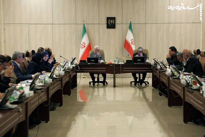 عارف: تیم مذاکره‌کننده باشجاعت و تدبیر از منافع ملی دفاع می‌کند