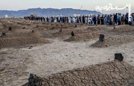 ماموران سعودی مانع ایستادن و عکس گرفتن زائران در بقیع شدند