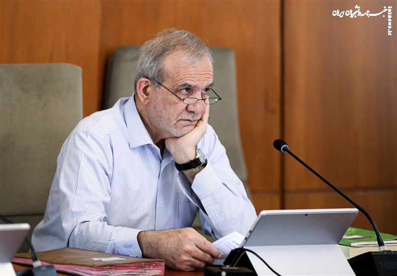 پزشکیان: شگفتی‌آفرینی در میدان دفاع مدیون معلمان است