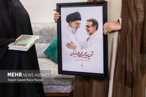 دیدار حجت‌الاسلام محمدجواد حاج‌علی‌اکبری با خانواده شهدا +عکس
