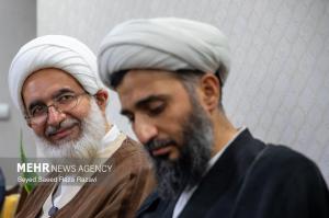 دیدار حجت‌الاسلام محمدجواد حاج‌علی‌اکبری با خانواده شهدا +عکس