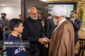 دیدار حجت‌الاسلام محمدجواد حاج‌علی‌اکبری با خانواده شهدا +عکس