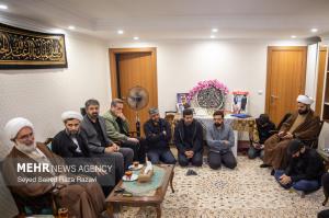 دیدار حجت‌الاسلام محمدجواد حاج‌علی‌اکبری با خانواده شهدا +عکس