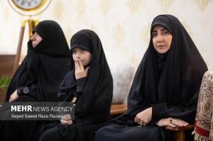 دیدار حجت‌الاسلام محمدجواد حاج‌علی‌اکبری با خانواده شهدا +عکس