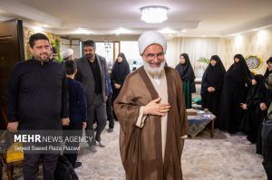 دیدار حجت‌الاسلام محمدجواد حاج‌علی‌اکبری با خانواده شهدا +عکس