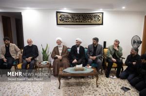 دیدار حجت‌الاسلام محمدجواد حاج‌علی‌اکبری با خانواده شهدا +عکس