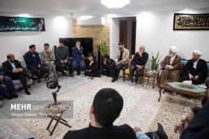 دیدار حجت‌الاسلام محمدجواد حاج‌علی‌اکبری با خانواده شهدا +عکس