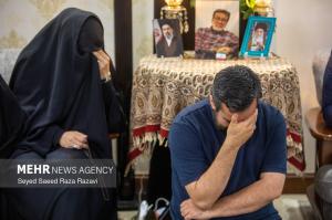دیدار حجت‌الاسلام محمدجواد حاج‌علی‌اکبری با خانواده شهدا +عکس