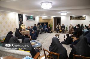 دیدار حجت‌الاسلام محمدجواد حاج‌علی‌اکبری با خانواده شهدا +عکس