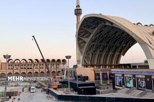 آماده سازی مصلی امام خمینی(ره) در آستانه مراسم وداع با رهبر شهید +عکس