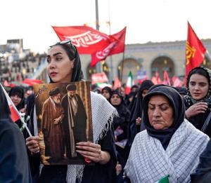 قاب‌های متفاوت از حضور زنان در مراسم وداع با رهبر شهید