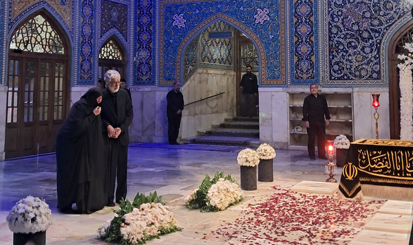 حضور حداد عادل در کنار مزار رهبر شهید و خانواده ایشان