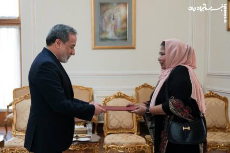 تسلیم رونوشت استوارنامه سفیر جدید سریلانکا به عراقچی