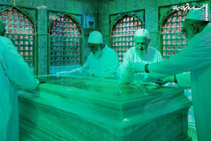برگزاری آیین غبارروبی ضریح مطهر رضوی