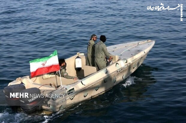 نجات ۲ سرنشین قایق در حال غرق شدن توسط مرزبانان میناب