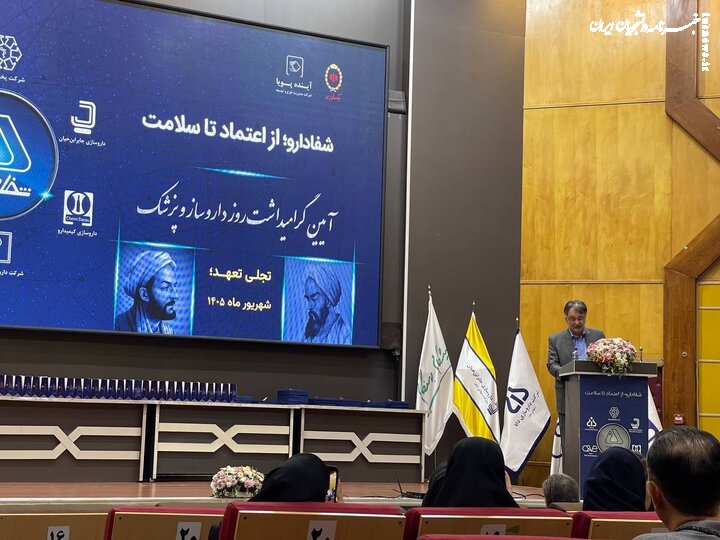 عضو کمیسیون برنامه: داروسازان واکسن آنفولانزا را  بسازند