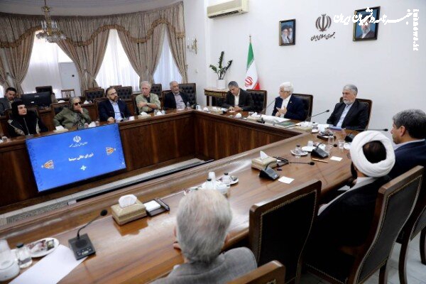 عارف: سینماگران عظمت ملت ایران را به تصویر بکشند