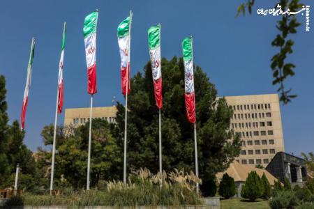 پرچم ایران بر فراز دانشگاه شیراز به اهتزاز درآمد