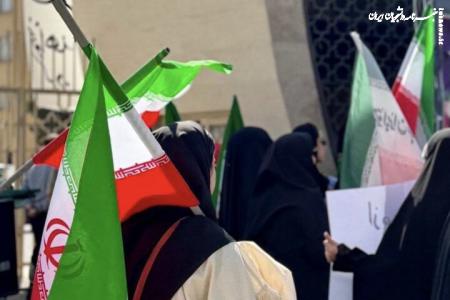 اجتماع دانشجویان مشهد همراه با اهتزاز پرچم