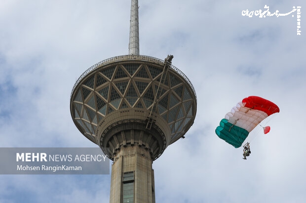 برج میلاد تولدش را با شهروندان جشن می‌گیرد