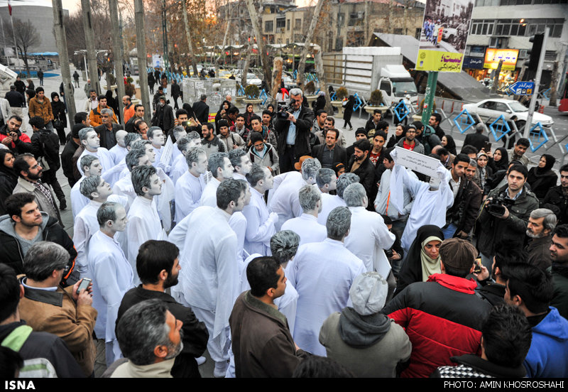 عکس:: حضور «مردان سپید» در چهار راه ولی عصر