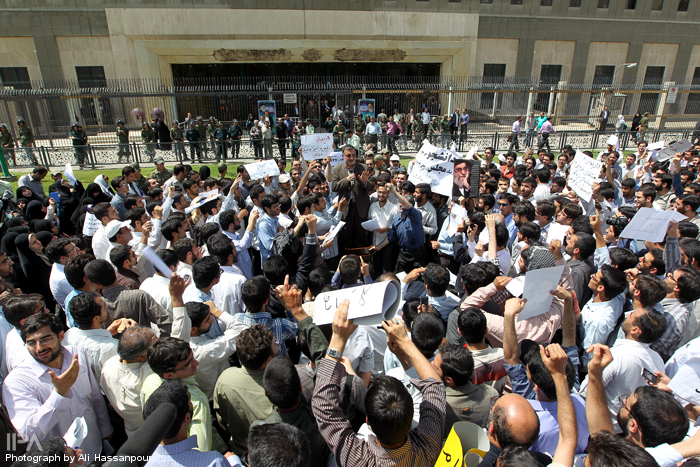 تجمع دانشجویان مقابل مجلس