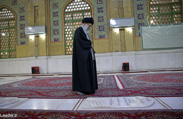 عکس:: حضور رهبر انقلاب در حرم امام خمینی(ره) و بهشت زهرا